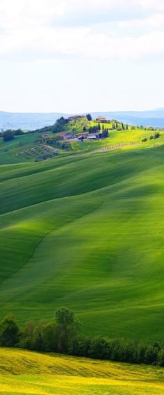 Between Siena and Asciano in Tuscany, italy • photo: Kevin & Amanda