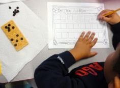 {Free Printable} Use gram crackers and chocolate chips for domino addition in the classroom. Hands-on and engaging way to help students with addition.