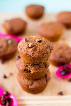 Vegan Pumpkin Chocolate Chip Muffins are soft and loaded with delicious sweet pumpkin and chocolate while being very healthy and gluten free! #pumpkin #chocolate #glutenfree #vegan #healthy #pumpkinchocolatechip #muffin