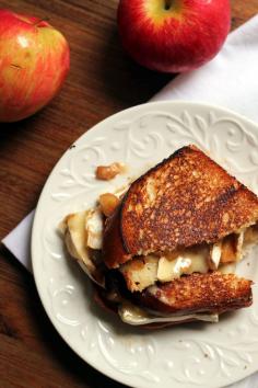 Ever wanted to eat apple pie for lunch? Now you can with these apple pie grilled cheese sandwiches! Stuffed with homemade apple pie filling and loads of gooey brie, these are the perfect fall sandwiches.