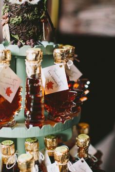 
                        
                            maple syrup wedding favors (perfect for fall weddings), photo by Lev Kuperman ruffledblog.com/... #weddingideas #weddingfavors
                        
                    