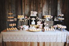 
                    
                        Cupcake bar, wedding Love the set up of this one!
                    
                