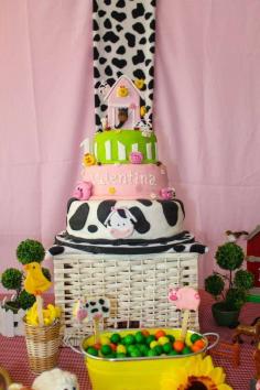 
                        
                            Fantastic cake at a farm birthday party! See more party ideas at CatchMyParty.com!
                        
                    