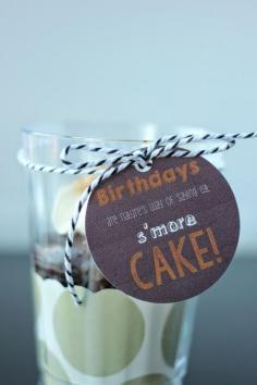 Love this gift idea, especially for a summer birthday! Free eat s'more cake printable gift tag