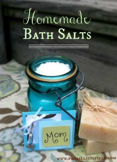 Homemade Bath Salts - learn how to make a relaxing bath that helps detox toxins from your body! Via Primally Inspired