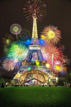 Fireworks at the Eiffel Tower | La Beℓℓe ℳystère