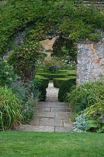 BROUGHTON CASTLE GARDENS