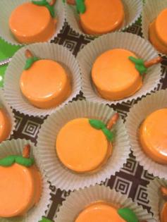 Pumpkin shaped cookies for fall - easy to make! #halloween #party #oreo #pumpkin #orange #fall