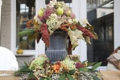 luscious homemade centerpiece as Fall decoration on an outdoor table. Love that this is made with mostly free finds from the garden and nature. And it looks difficult but according to the directions it is quite easy to make.