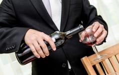 How to Pour the Perfect Amount of Wine Every Time Use this trick to downsize your drinks #wine #wineeducation #winetasting