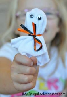 Cute and so simple!  Ghost lollipops.  Perfect little Halloween treat for the kids!