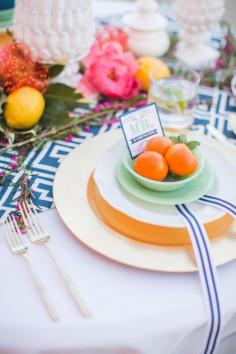 Graphic print table runner + a modern place setting #decor Photography: Aly Carroll - alycarroll.com
