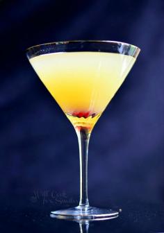 Flirtini - sparkling martini made with vanilla vodka, champagne and pineapple juice. | willcookforsmiles...