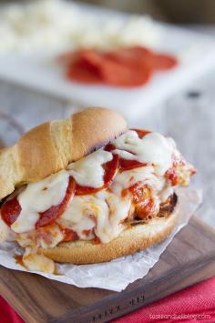 Pizza Topped Grilled Chicken Sandwich - Pizza meets chicken sandwiches in this fun grilled chicken sandwich that the kids will love.