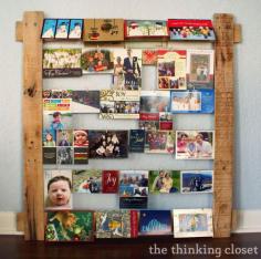Pallet Christmas Photo Display by The Thinking Closet | Use old wooden pallets to create this beautiful, yet rustic, Christmas themed photo display. Makes a perfect Christmas gift. Check out the tutorial here!