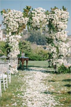 
                    
                        Wow. . . what a spectacular white rose wedding alter!
                    
                