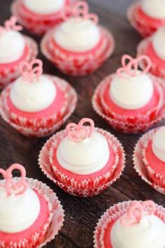 
                    
                        PINK CHAMPAGNE CUPCAKES W/ MARSHMALLOW FROSTING AND CHOCOLATE HEARTS! #recipe #thegoldlininggirl #cupcakes #chocolate #chocolatehearts #pinkchampagne #valentinesday #marshmallow #frosting
                    
                