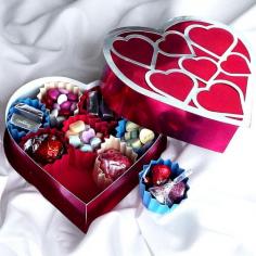 
                    
                        How cool is this? A heart box and candy cups like the ones you find in the store. It would be great to make one for someone who can't have candy. Hit the link for the free cutting file.
                    
                