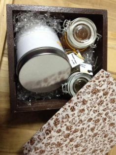 
                    
                        Gift ideas: An handmade box finnished with fabric to put handmade cookies and jams.
                    
                