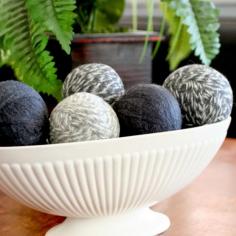 
                    
                        Jordan's Onion: DIY Wool Dryer Balls - so easy to make and they cut down on drying time and static cling
                    
                