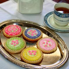 
                    
                        Spring Sugar Cookies - surprisingly easy to decorate and perfect for Spring parties
                    
                