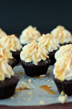 
                    
                        Snickers Brownie Bites: mini brownies topped with peanut butter frosting, caramel and salted peanuts -- an epic combination! Freezer-friendly www.thereciperebe...
                    
                