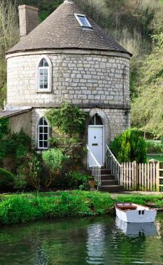 
                    
                        Chalford Roundhouse on the banks of Thames and Severn Canal near Stroud, England • photo: Butler Sherborn on Small House Bliss
                    
                