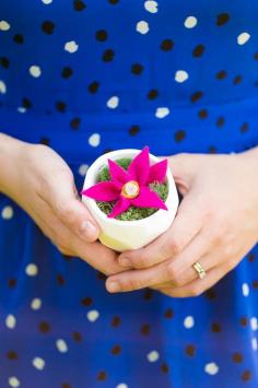 
                    
                        DIY Felt Flower Party Favors | Dream Green DIY (photo: Liz Cook)
                    
                