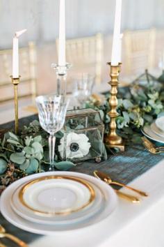 
                    
                        Garland and gold accents: www.stylemepretty... | Photography: Brandi Smyth - brandismythphotog...
                    
                