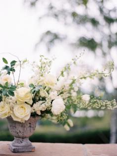 
                    
                        White florals | Photography: Jacquelyn Hayward - www.jacquelynhayw...  Read More: www.stylemepretty...
                    
                