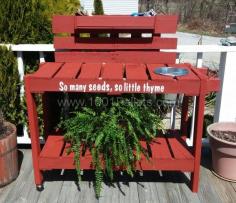 
                    
                        Pallet potting table with 2 casters to easily move, a towel rack and a galvanized pale.
                    
                