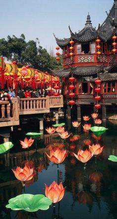 
                    
                        Yuyuan Garden Tea House, Shanghai An awesome city to visit just amazing architecture it doesn't even look real!
                    
                