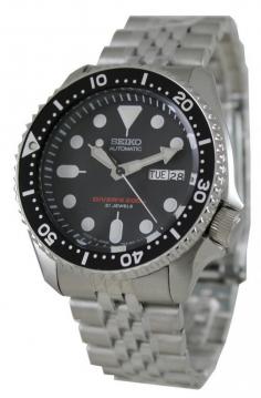 Seiko’s diving companion, the SKX007J2 is just waiting to take a dive with you! Stainless steel and with a scratch resistant casing, this watch looks newer for a lot longer than most.